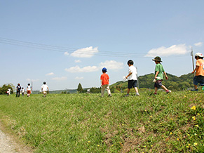 記念すべき第１回キャンプカレッジ。大人がレクチャーを受けている間、子ども達は思いのままタンポポ摘みや昆虫観察を…