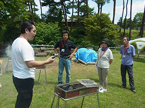 陸前高田の仮設住宅地で開催した支援BBQイベントの一コマ。支援活動として、住民の方に火熾しレクチャーをした