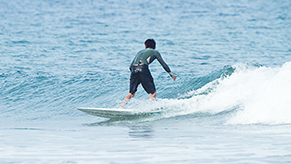 サーフィンに明け暮れた高校時代。ヒマさえあれば海に出た