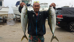 若くして海の魅力に取りつかれた加賀美さんは、釣りにものめりこむことに...東京湾のシーバスはもちろん、沖の大ものも...