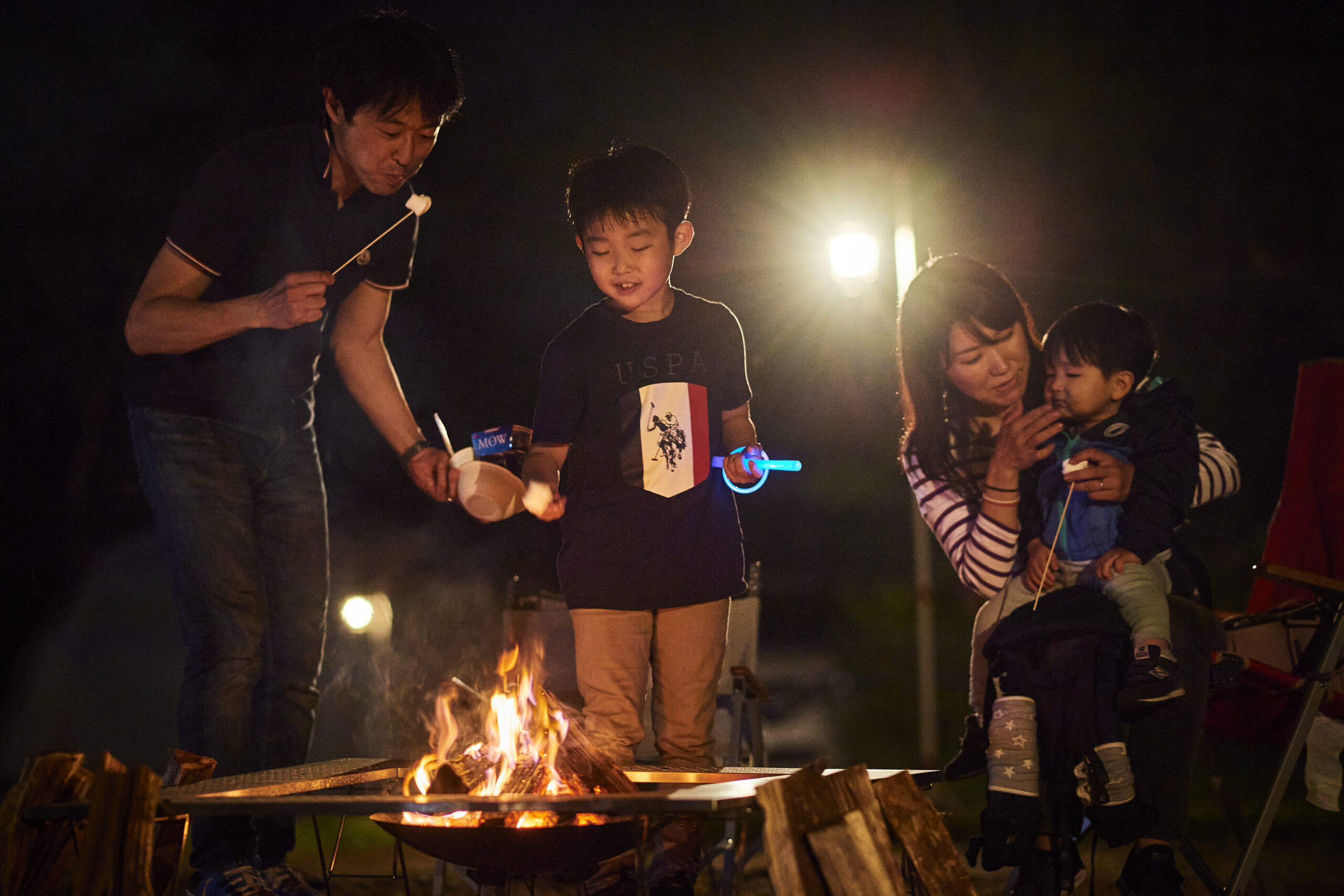 キャンプでの焚き火のやり方やオススメアイテム、注意点を解説! | コールマン|Coleman