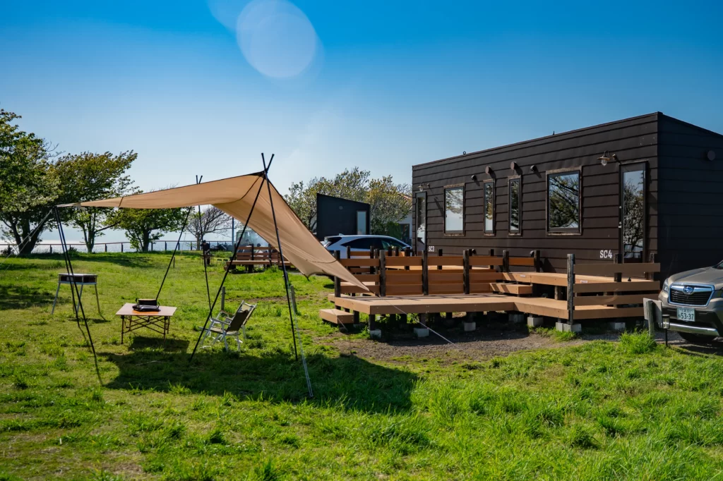 テーマパーク内の「The CLIFF CAMP＆BBQ」に泊まる