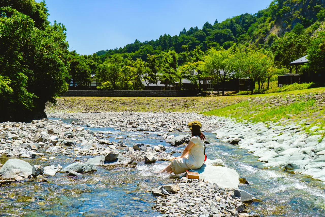 清流「青川」で川遊び