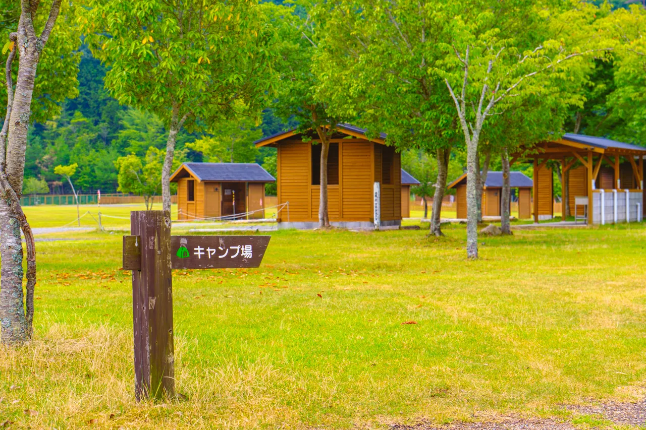 キャンプ場と宿泊施設を散策