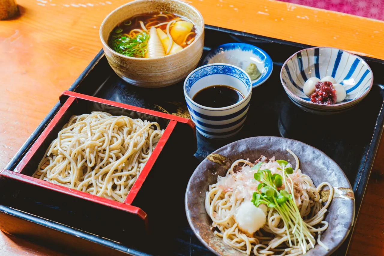 隠れたそばの名店でランチ